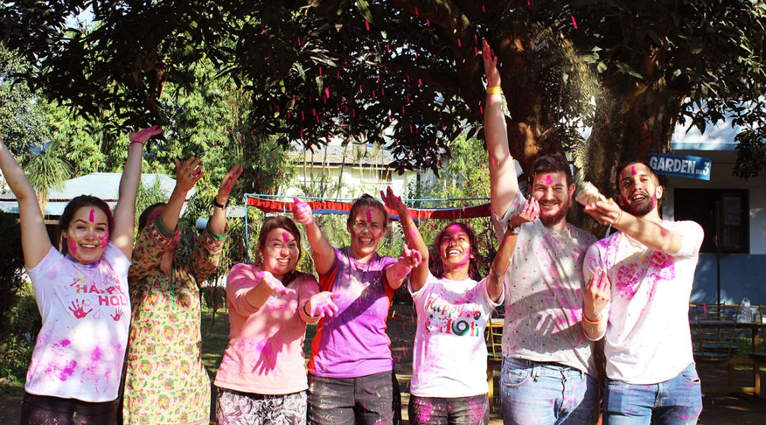 Volontärer kastar färg som en del av firandet av Holifestivalen i Nepal Projects Abroad volontärer firar Holifestivalen i Nepal